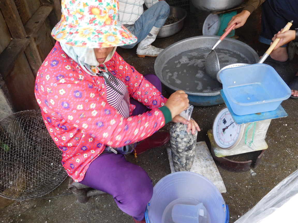 包裝蚵仔的過程