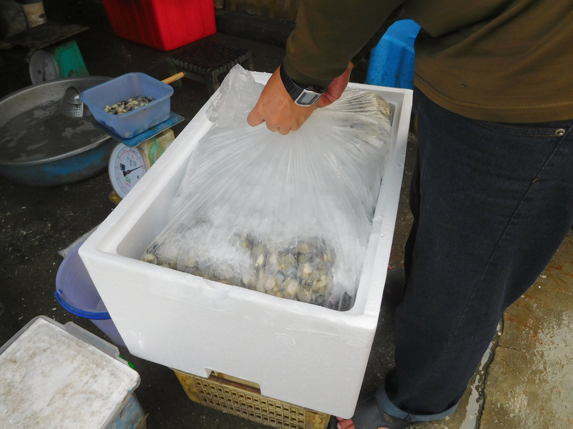 包裝蚵仔的過程