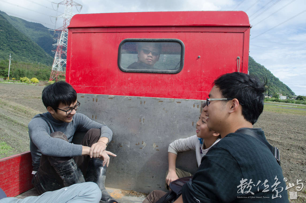 年輕人，在田裡