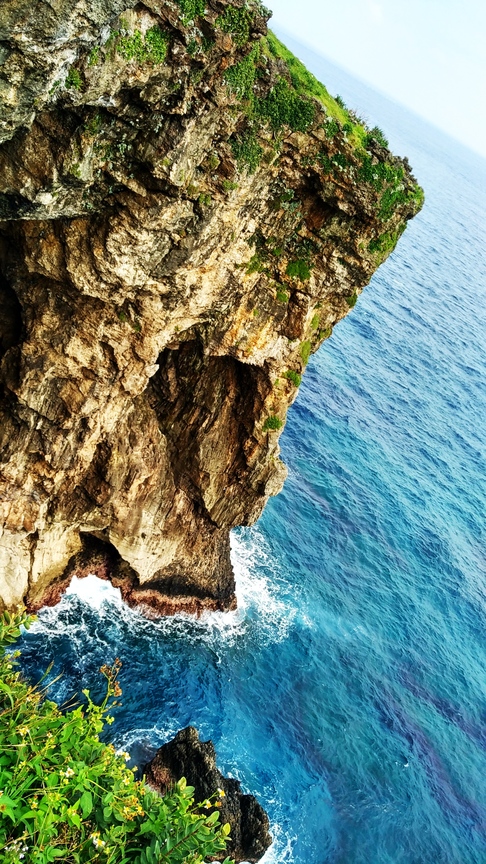 青青草園的懸崖