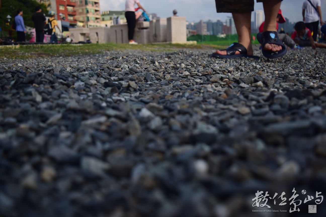 腳踏"石"地