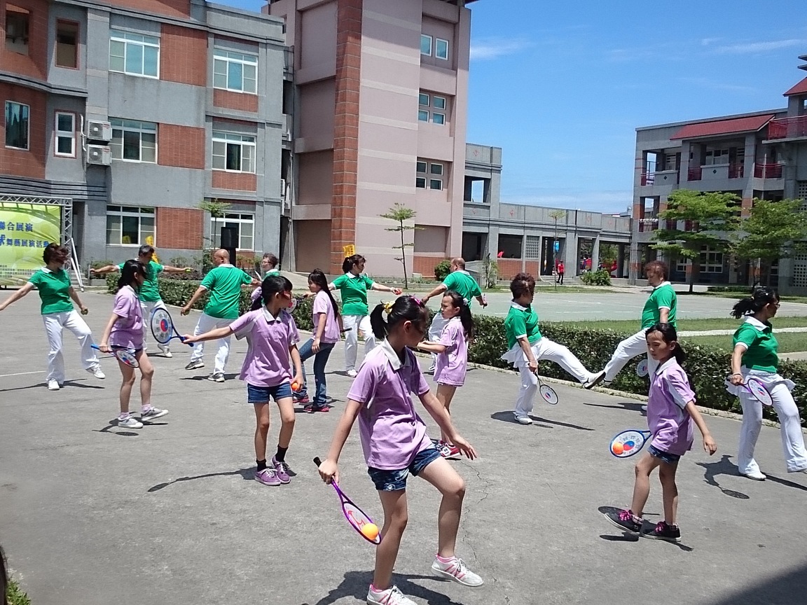 長輩與孩童一起來運動