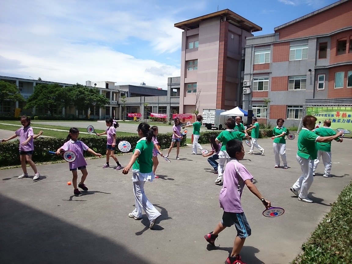 大人與小孩一起來運動