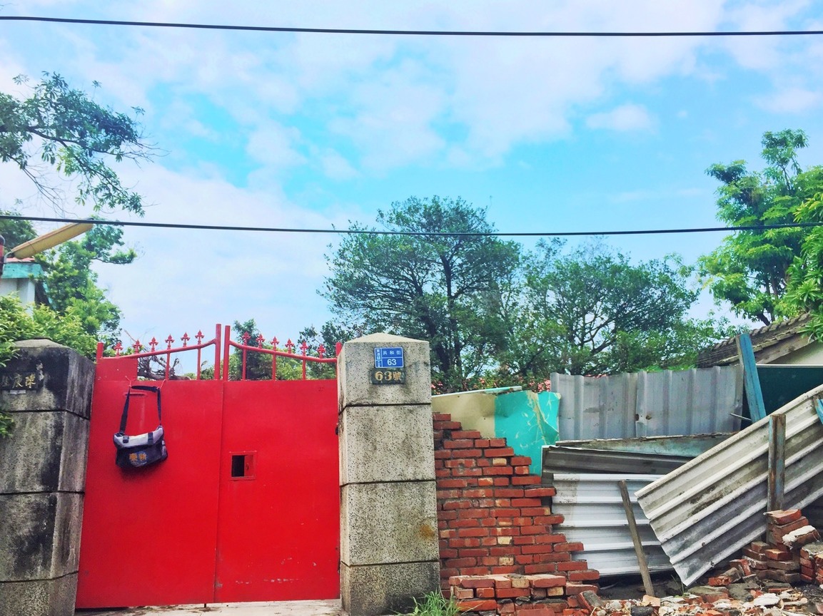 一面牆，兩個世代