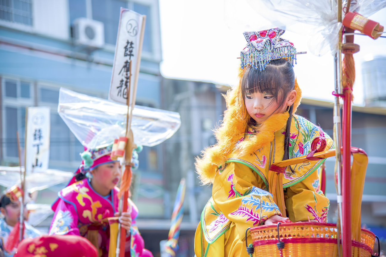 神轎上的女孩