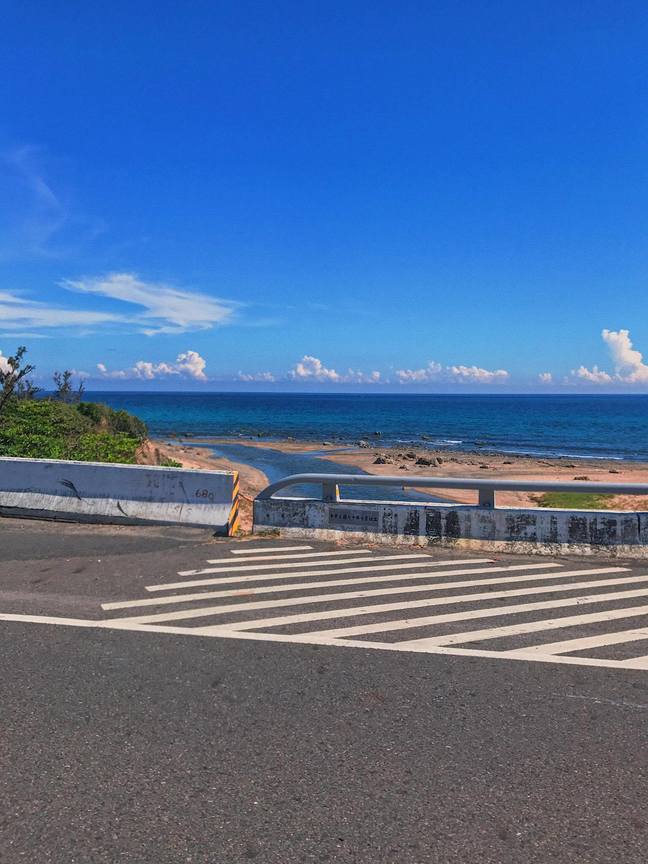 公路旁的海景