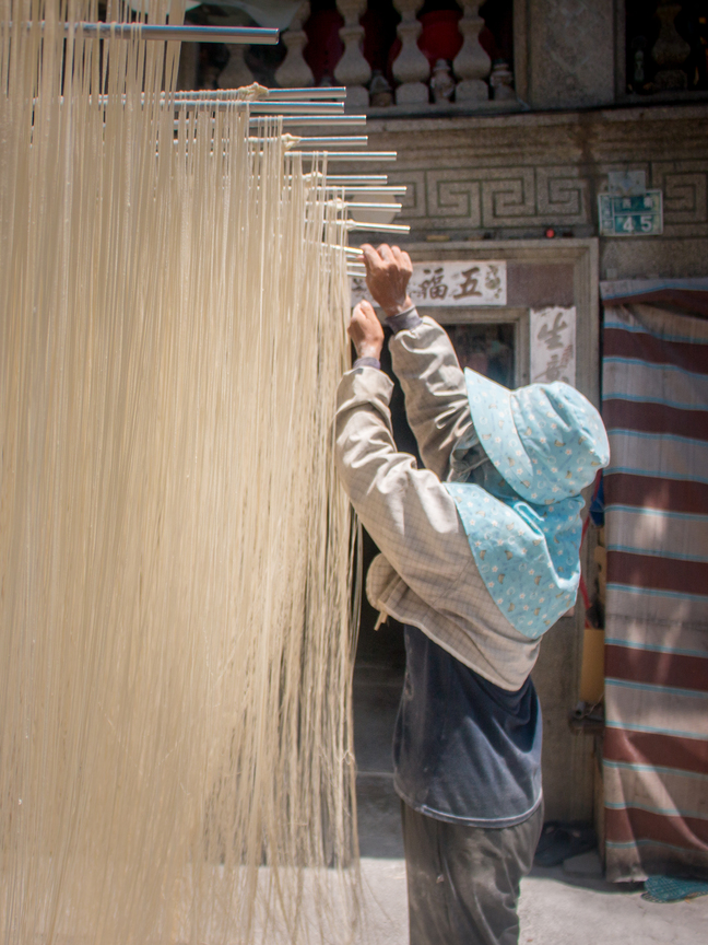 西衛  做麵線的女士