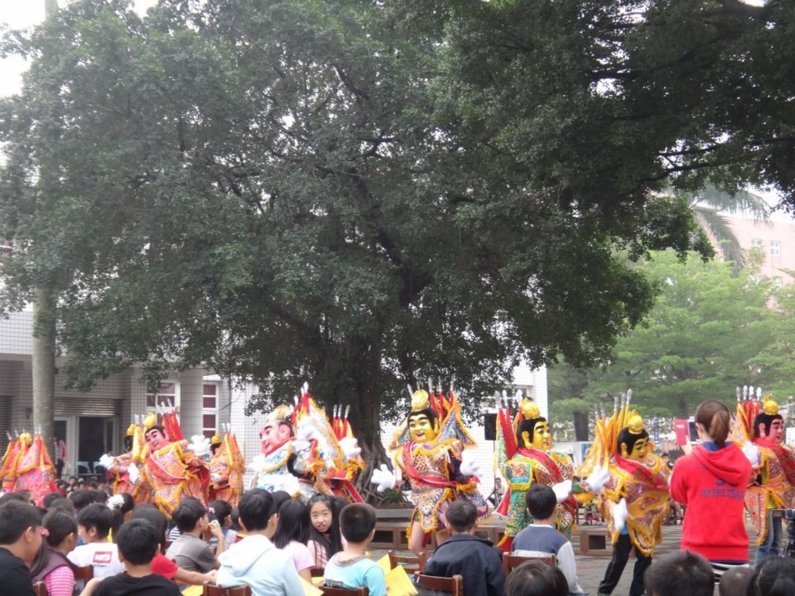 榕樹下的電音三太子表演