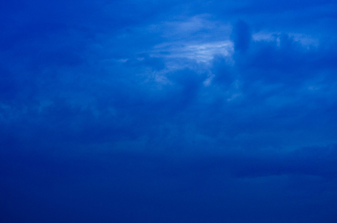 深藍天空