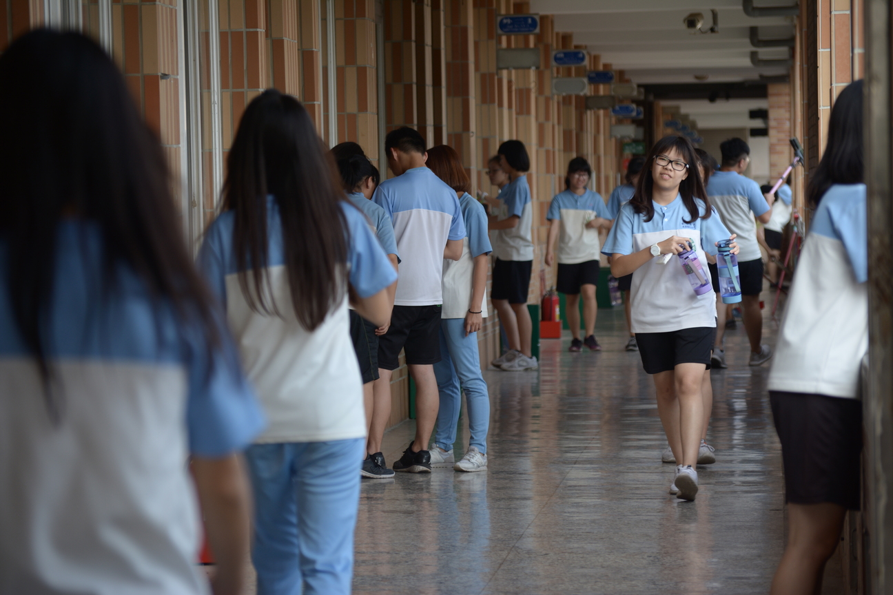 穿梭於教室走廊