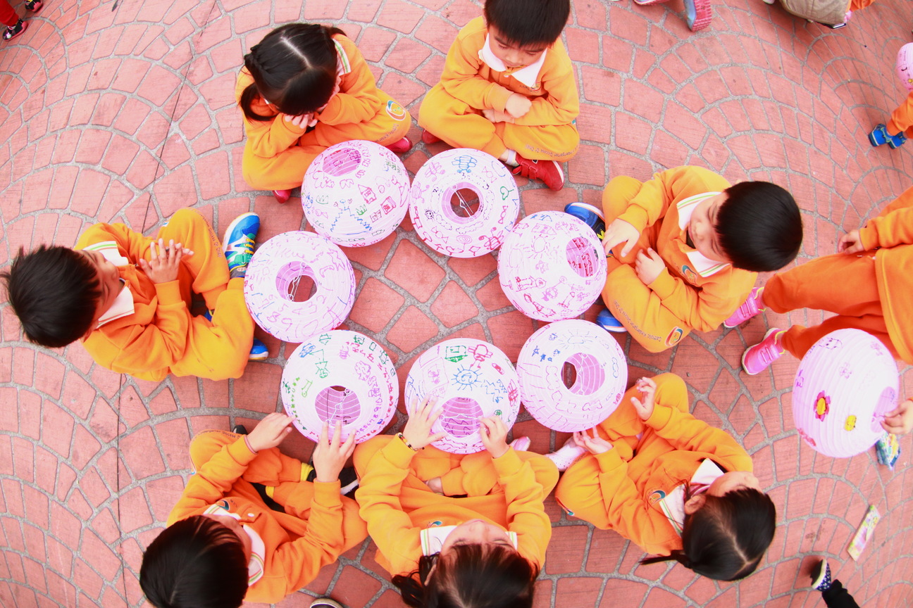 穿校服參加彩繪燈籠活動