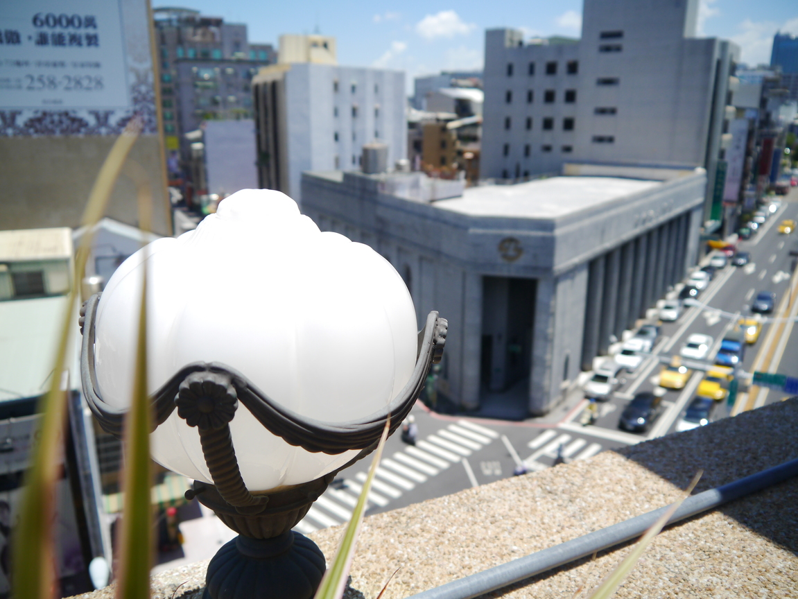 由林百貨向土地銀行遠眺