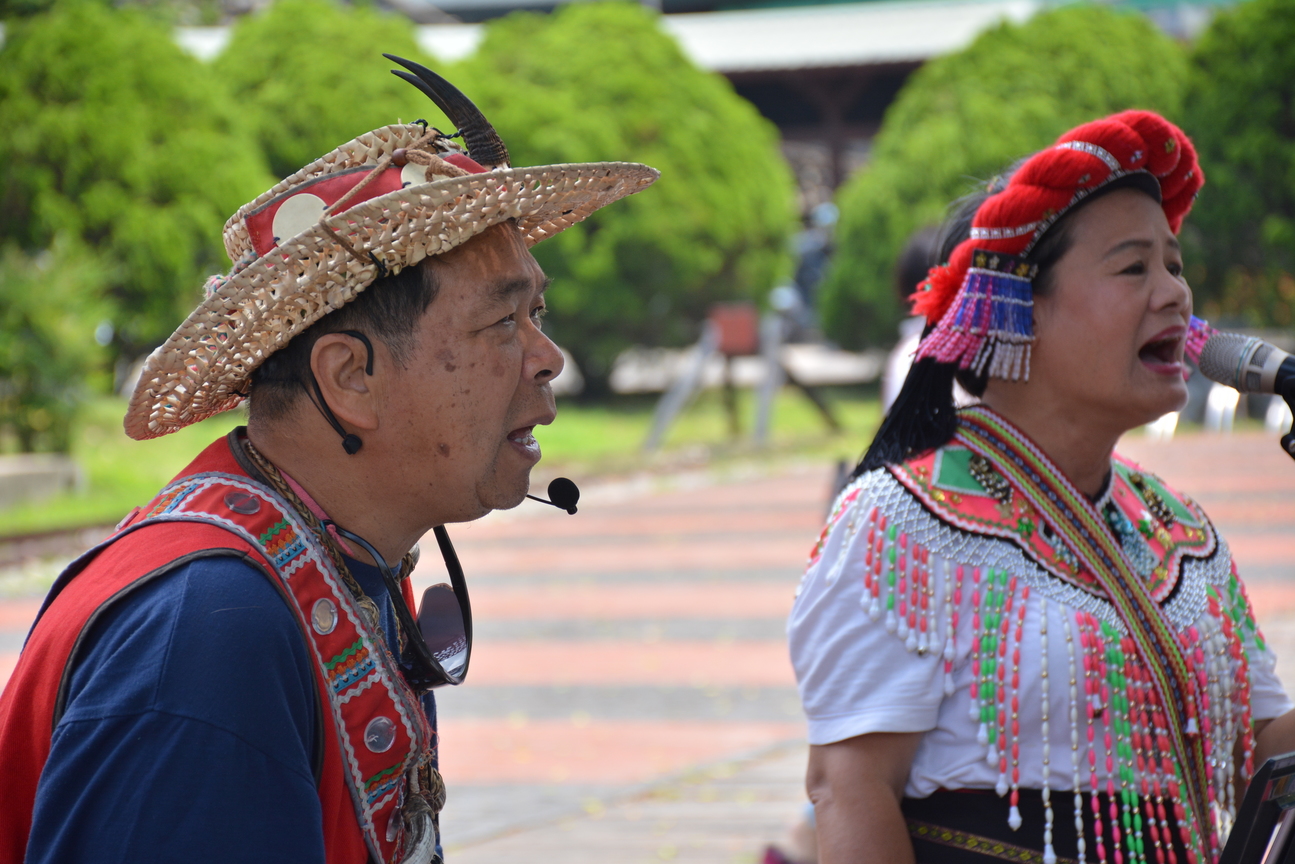 街頭藝人歌唱表演