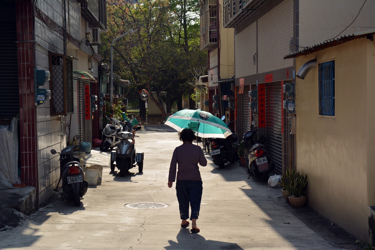 豔陽下撐傘的大姊