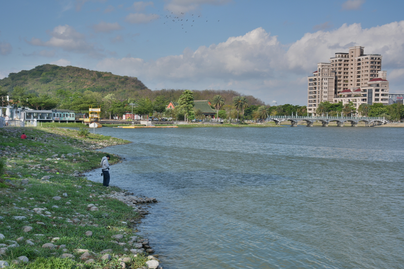 蓮池潭畔釣魚趣