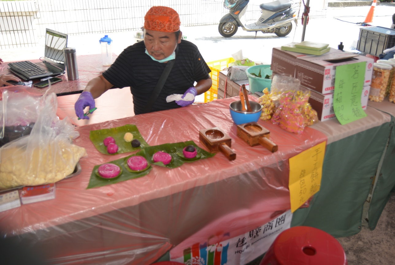 製作紅龜粿的老闆