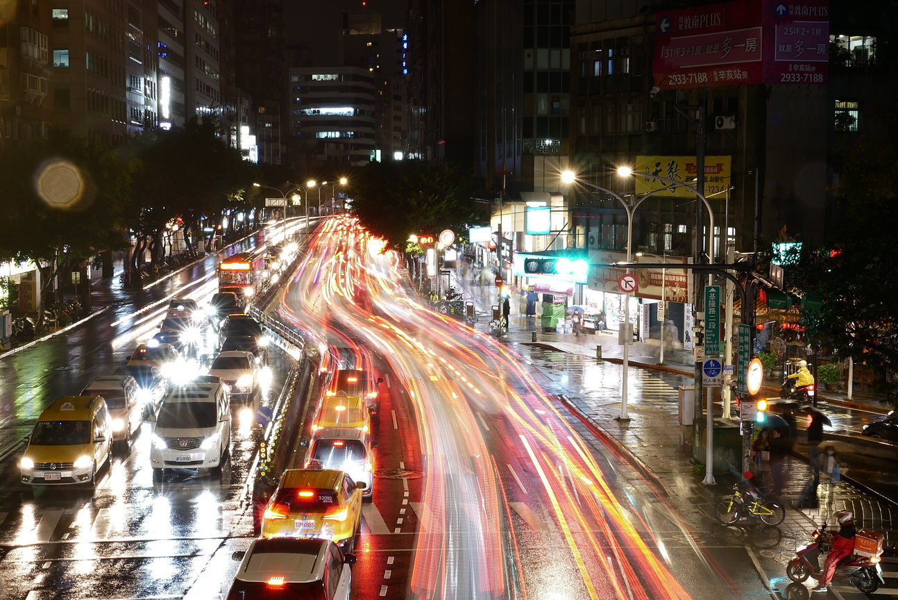 台北市光復南路底天橋