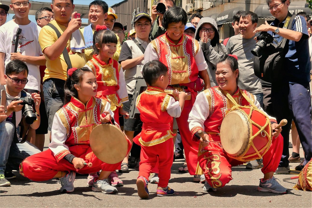 阿嬤你看我拿到一百塊了!!