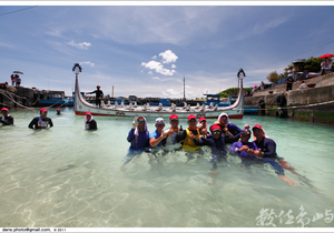 蘭嶼大船抵達墾丁鼻頭港