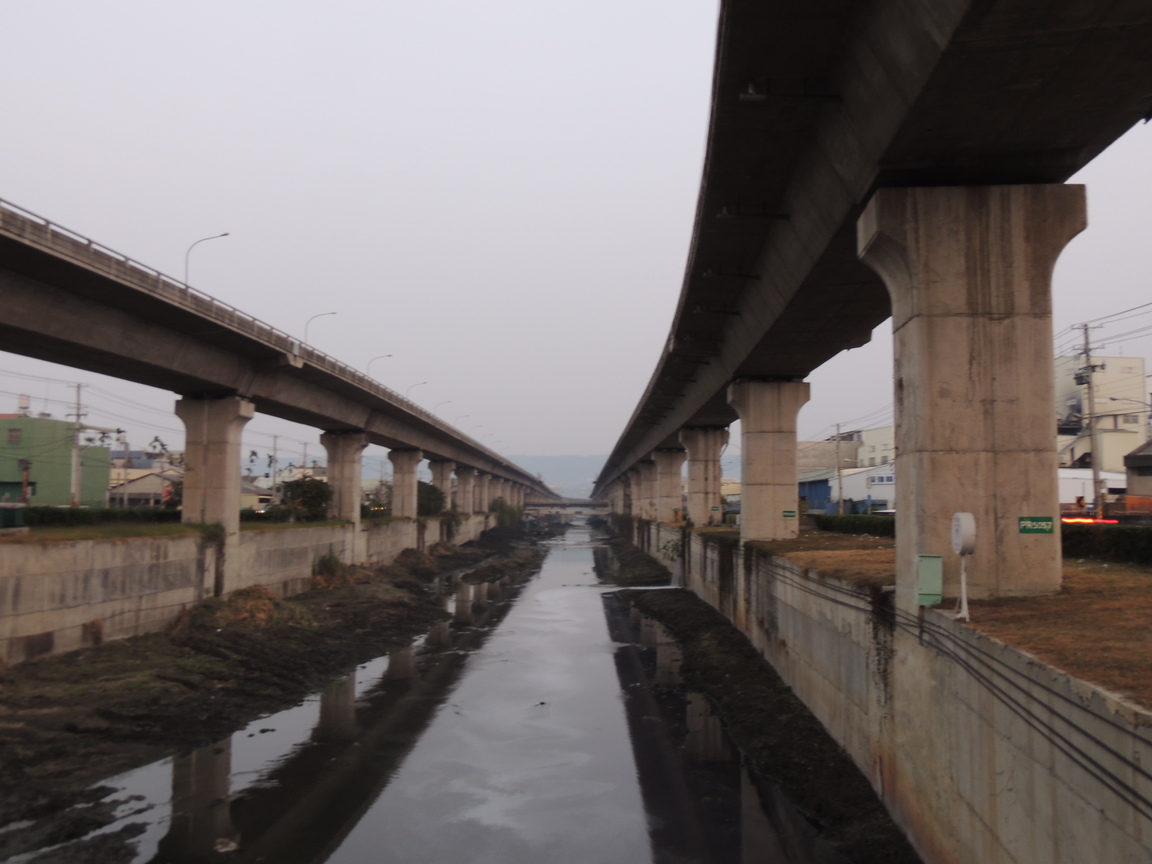 高速公路和大排水溝