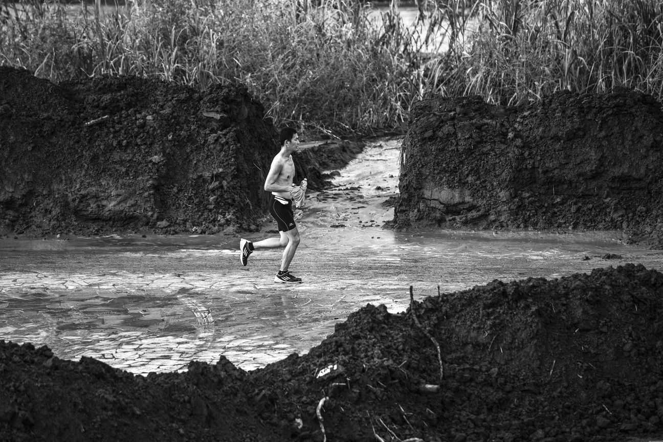淤泥中慢跑