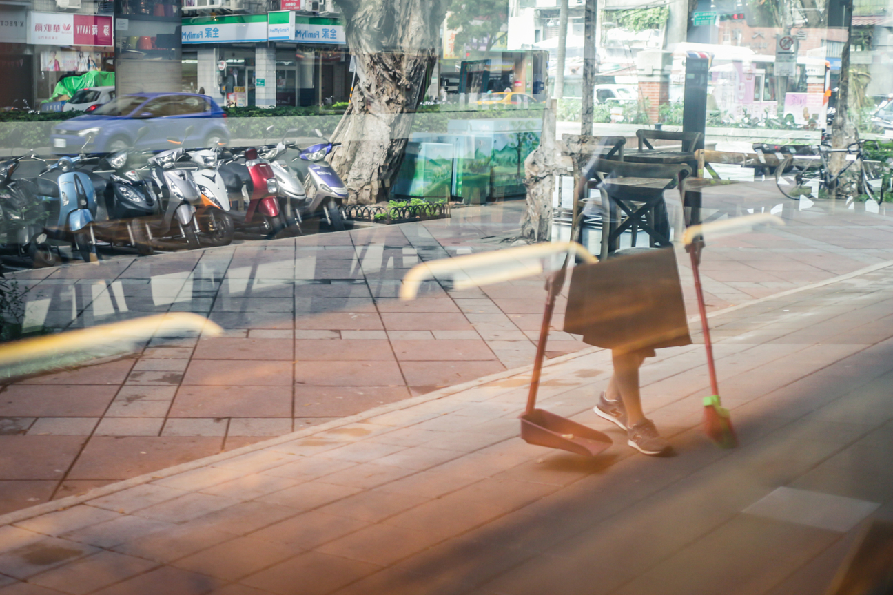 比鬧鐘早起的小人物