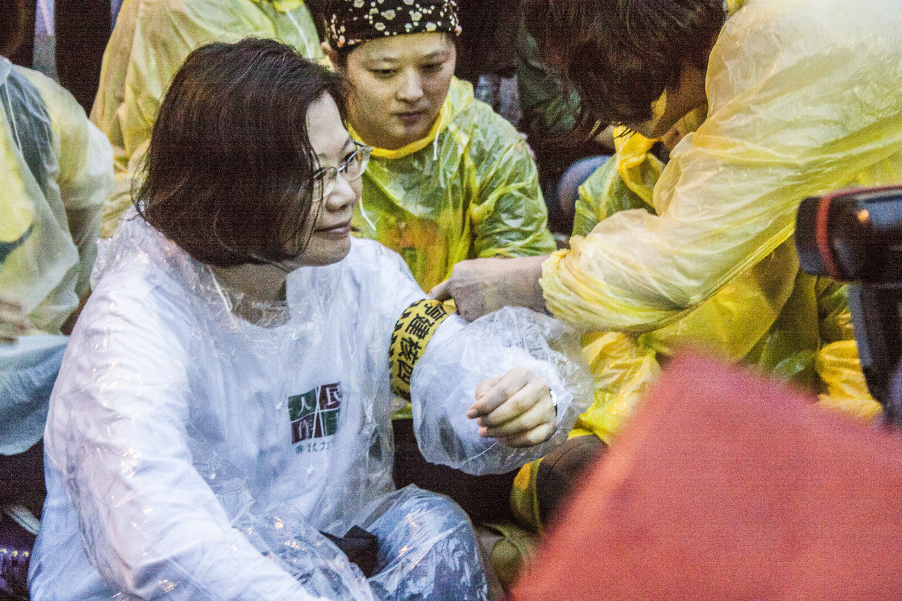 綁上布條就是一國的