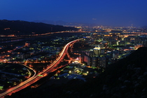 這十年中的攝影旅遊鏡頭 -鳶山夜景<BR>圖．文/游輝任