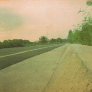 龍潭伯伯們,流行午後坐在路燈台座上