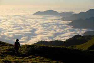 漫步草原觀雲海