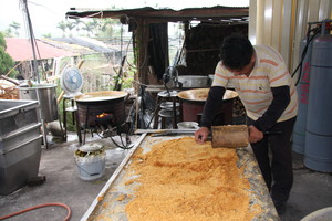 手工蔗香黑糖製作