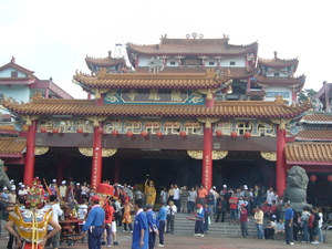 人來人往的廟口