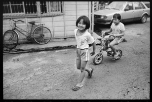 在士林站內玩耍的小學生，1987