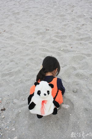  很可愛的妹妹...哥哥可是有徵求妳旁邊奶奶的同意喔