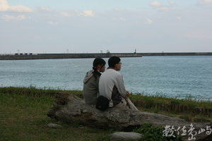  很喜歡拍情侶的背影...兩人世界究竟在看些什麼...遠方?還是想著對方的彼�