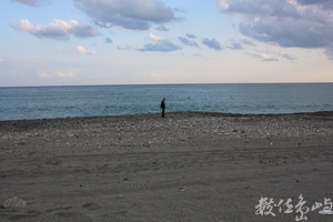  看不出來吧,那可是一位帶著孫子的...外國人呢....但是愛台灣就是台灣人也�