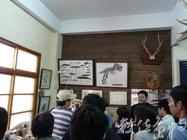  東海大學的老師正在為學生們講解