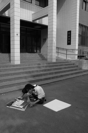 藝術學院前的專注