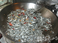 炒丁香魚乾(3)～加入小魚乾拌炒