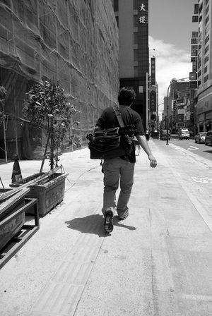 在大街小巷奔波，前往需要拍攝的物件