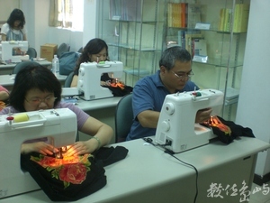 時尚流行科系老師初習電繡藝術