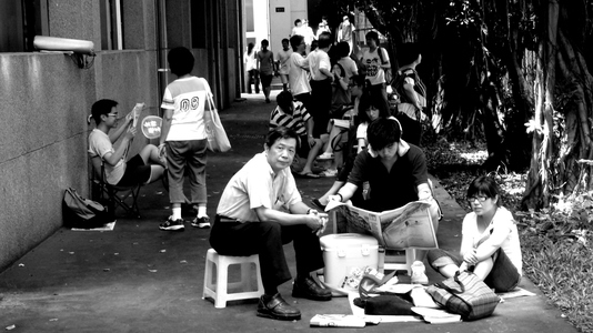 為了上大學。