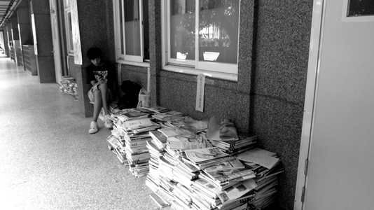 為了上大學。