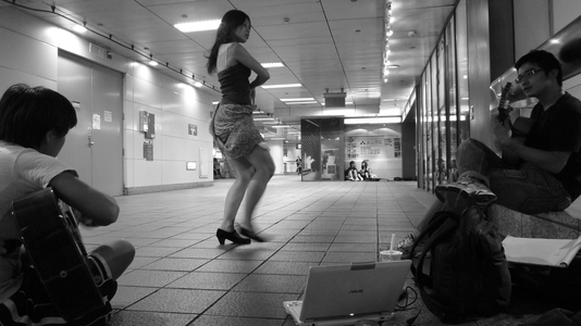 是街頭，也是團練。