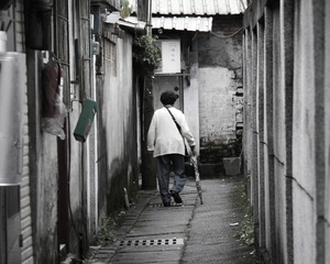 「憶眷」─ 舉步向前。