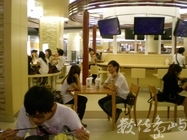 義守大學學生們用餐