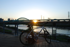 落日河堤與腳踏車