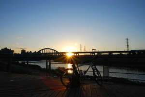 落日河堤與腳踏車