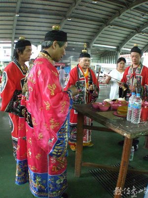 道士們為好兄弟們念經