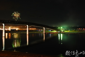 默默佇立彩虹橋